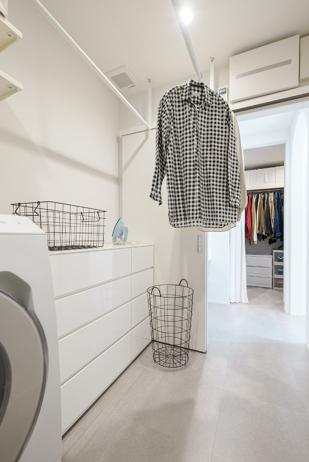 かなう家 【太田市/シンプル/吹抜け】モノトーン配色に効く無垢素材の建築実例画像8