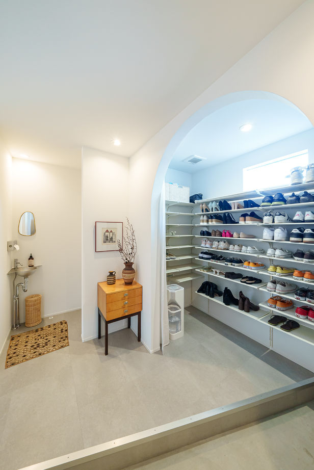 かなう家 【太田市/シンプル/吹抜け】モノトーン配色に効く無垢素材の建築実例画像10