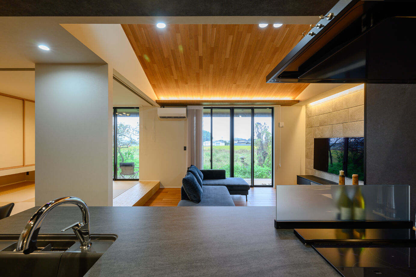 かなう家 【太田市】モダン×木の温もり 奥様とご主人の要望を上手に「良いとこ取り」した平屋の建築実例画像2