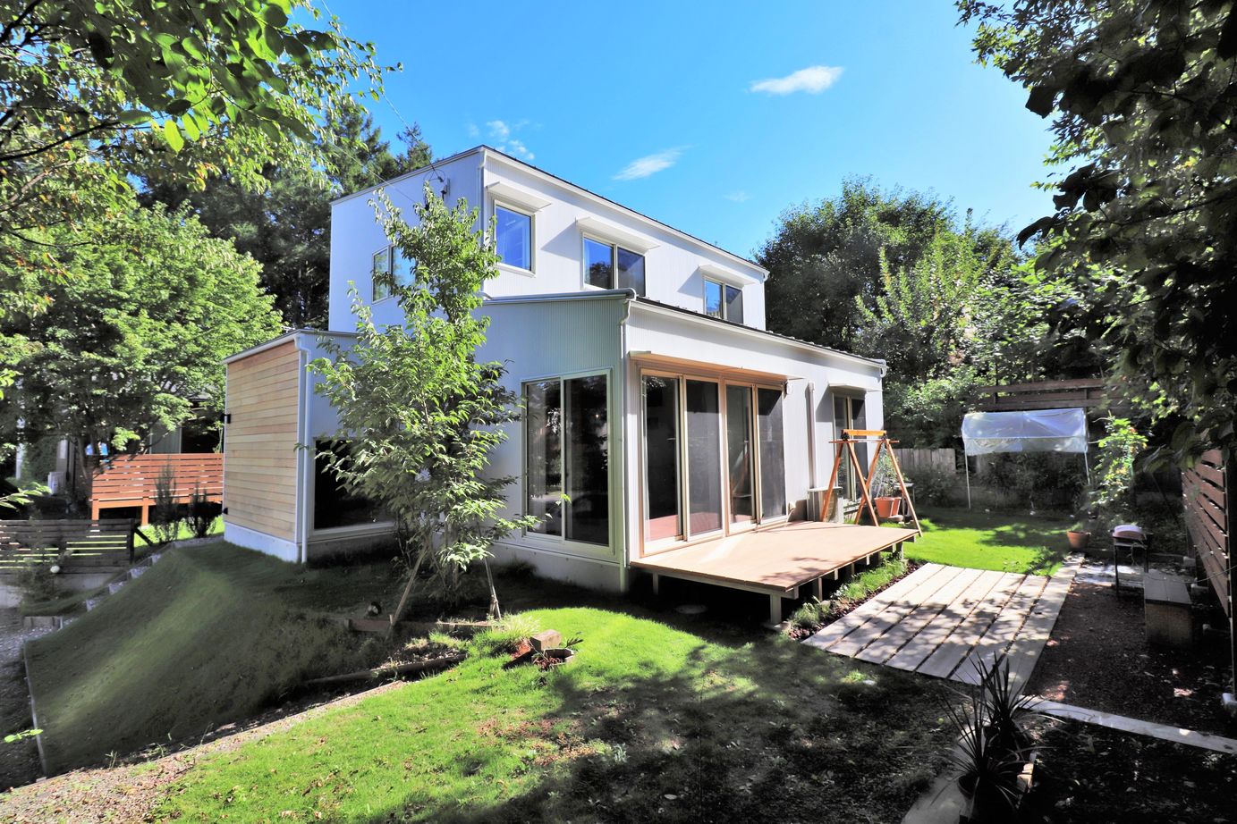 トモノ建築設計事務所 【ナチュラル/間取り図有】緑に囲まれた土間のある家の建築実例画像1