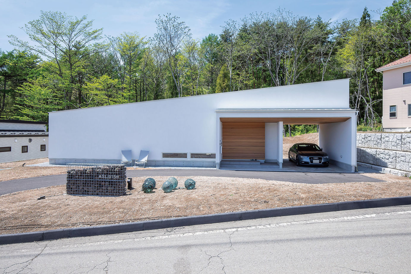 トモノ建築設計事務所 【平屋/ガレージ/ホテルライク/間取り図有】森を楽しむ美術館のようなホテルライクな暮らし【移住】の建築実例画像