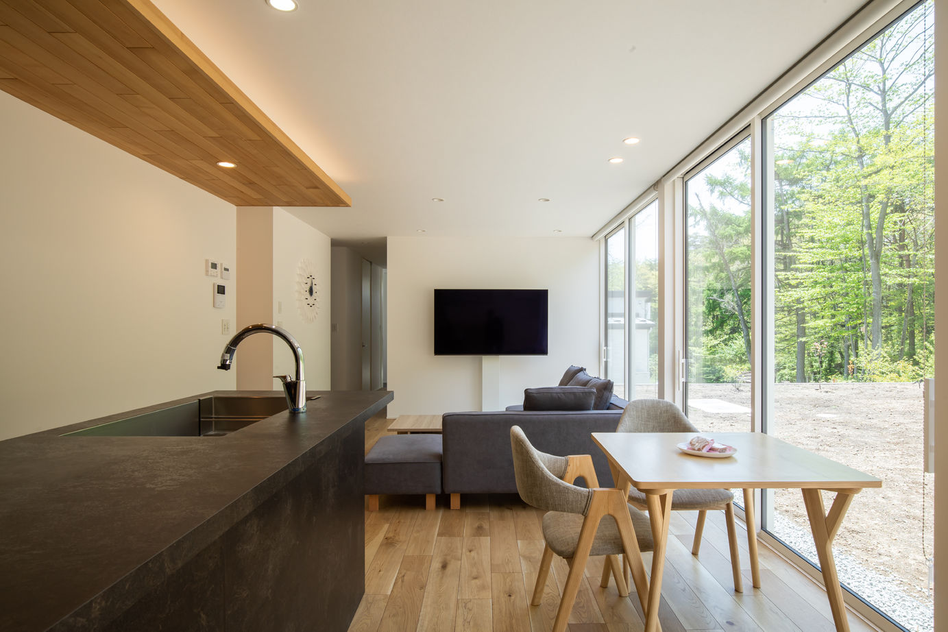 トモノ建築設計事務所 【平屋/ガレージ/ホテルライク/間取り図有】森を楽しむ美術館のようなホテルライクな暮らし【移住】の建築実例画像6
