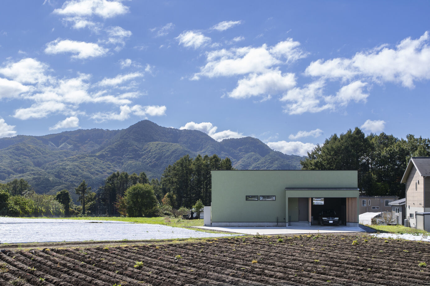 トモノ建築設計事務所 五感を満たすアウトドアリビング【平屋/移住/ガレージ/間取り図】の建築実例画像