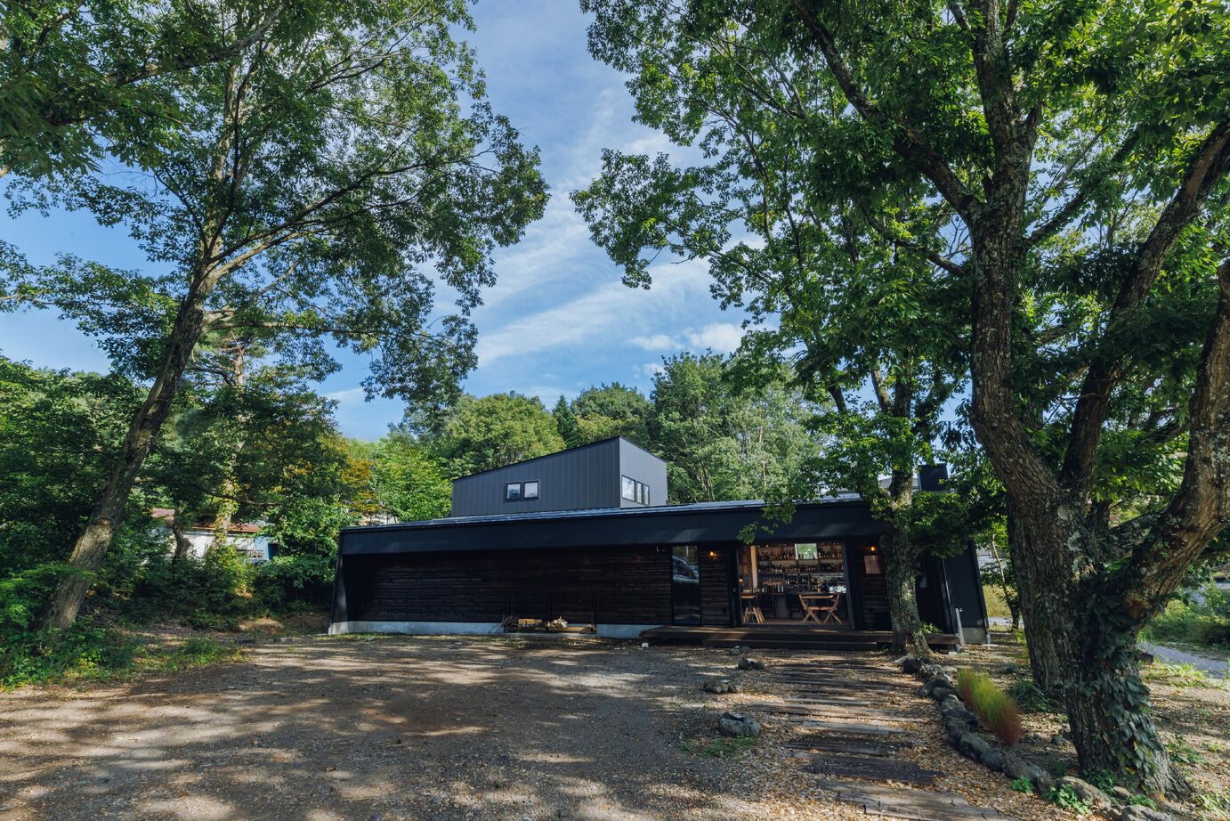 トモノ建築設計事務所 カフェバーがある家 【店舗併用/薪ストーブ】の建築実例画像