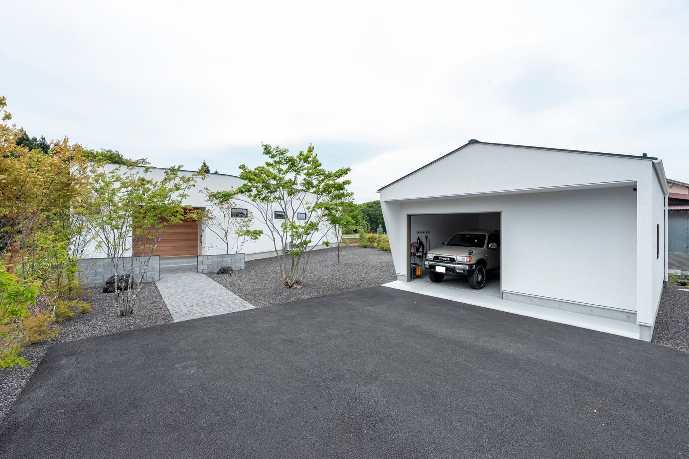 トモノ建築設計事務所 桜に臨む家 【平屋/ガレージ/別荘/二拠点生活】の建築実例画像