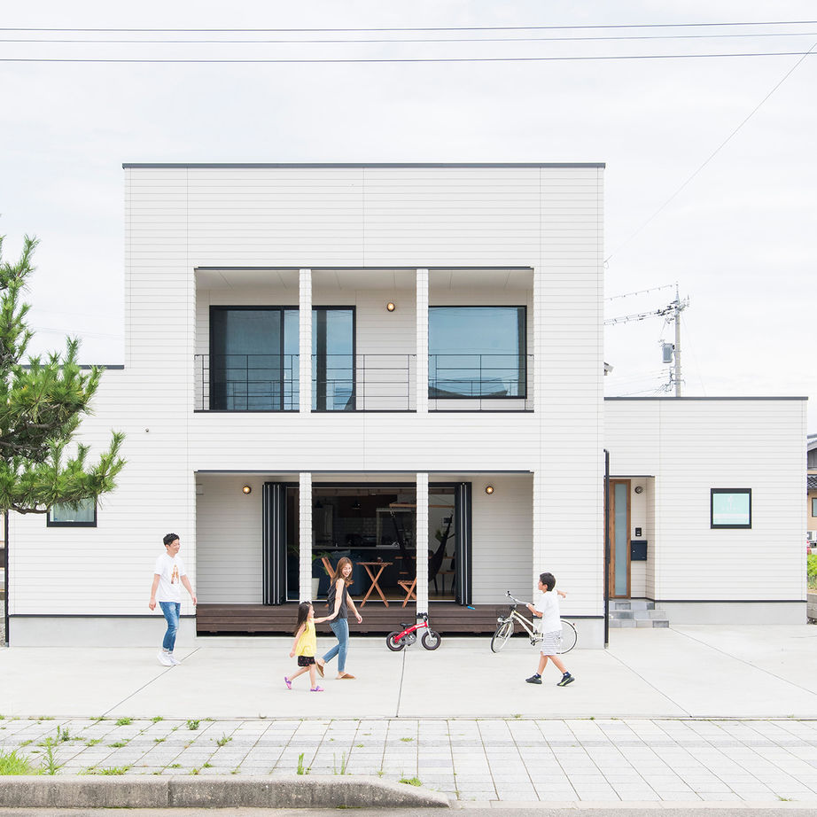 伊地知組 海岸沿いの風景にぴったりな真っ白い外観。高い吹き抜けの天井で、室内は開放的！の建築実例画像1