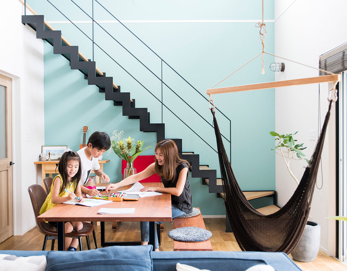 伊地知組 海岸沿いの風景にぴったりな真っ白い外観。高い吹き抜けの天井で、室内は開放的！の建築実例画像2