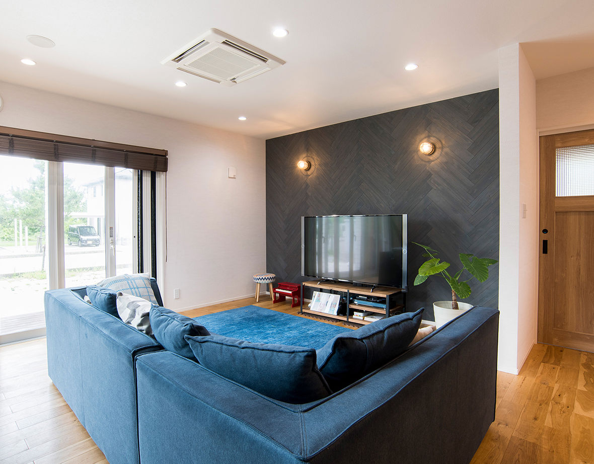 伊地知組 海岸沿いの風景にぴったりな真っ白い外観。高い吹き抜けの天井で、室内は開放的！の建築実例画像3