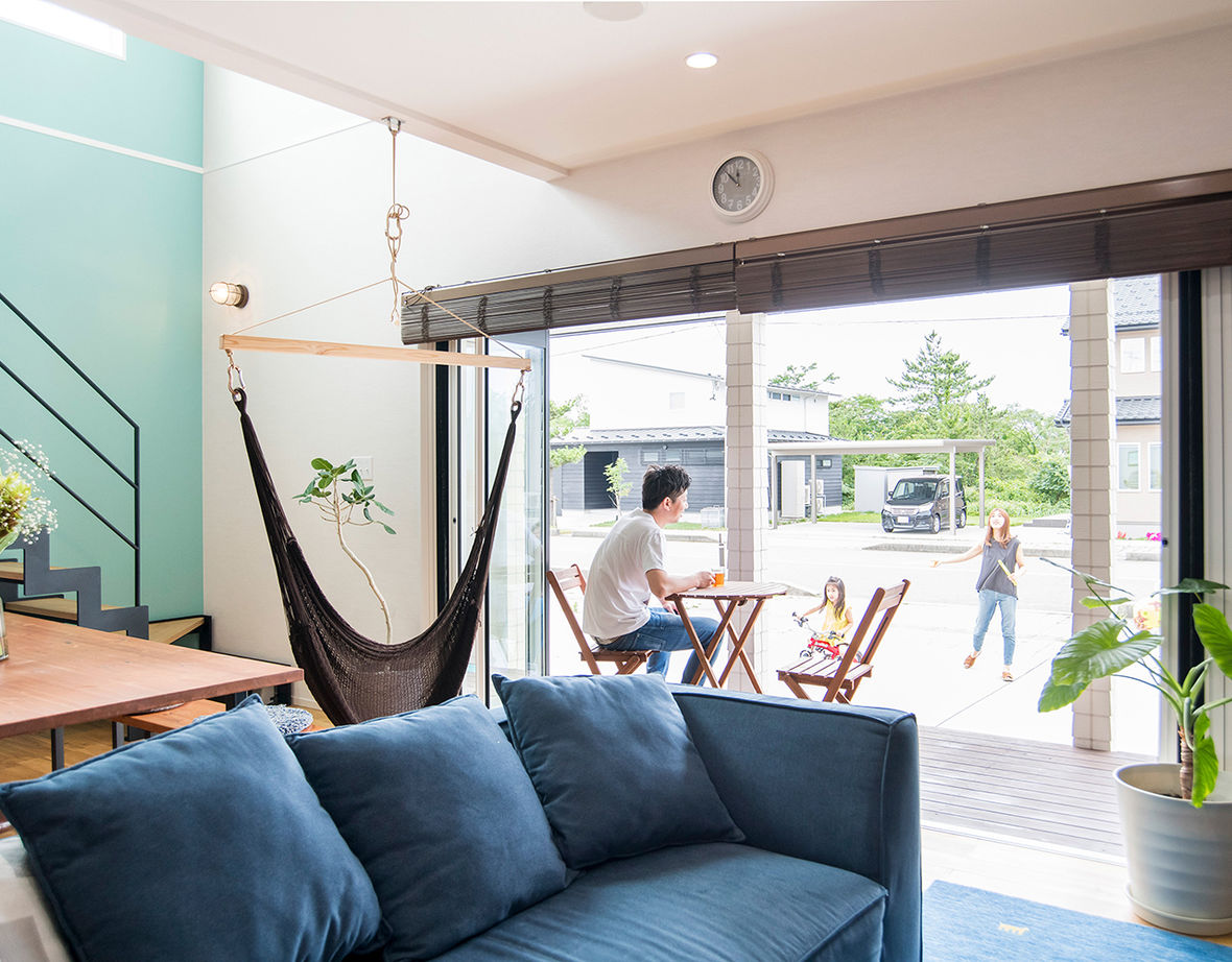 伊地知組 海岸沿いの風景にぴったりな真っ白い外観。高い吹き抜けの天井で、室内は開放的！の建築実例画像4