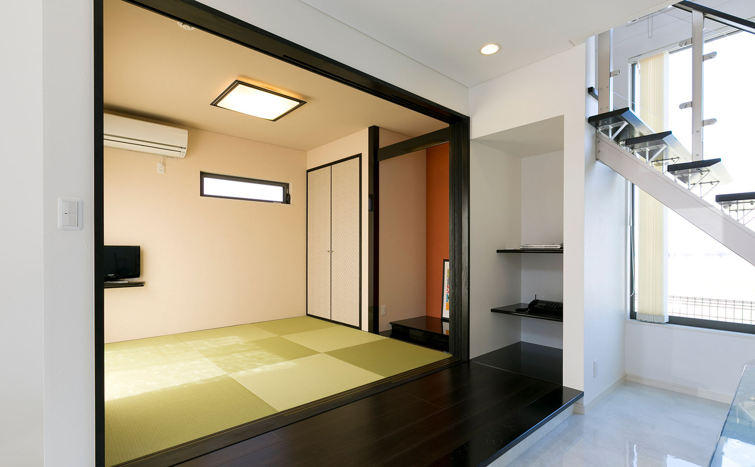 Art Yoshikawa設計事務所 吉川住建 【豊田市|1000万円台|スキップフロア】リゾートホテルのスイートのような、ラグジュアリーな寛ぎの空間の建築実例画像4