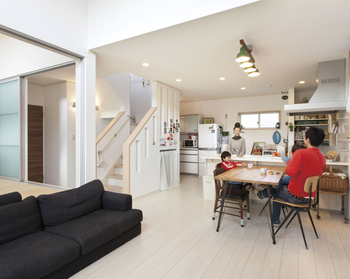 Art Yoshikawa設計事務所 吉川住建 凹形の個性的なモダンスタイルに、家族の温かさがあふれる空間。計算された動線も満足の理由の建築実例画像1