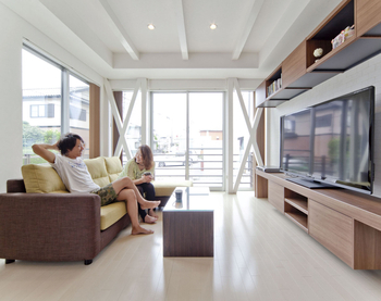 Art Yoshikawa設計事務所 吉川住建 大きな窓から射し込む光で、家中が開放感＋明るさ満点。片流れ屋根の太陽光発電で家計にも優しい家づくりの建築実例画像2