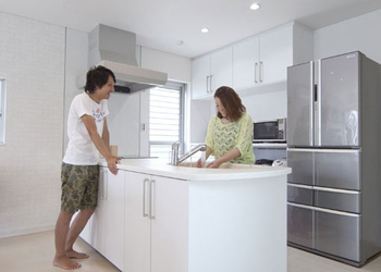 Art Yoshikawa設計事務所 吉川住建 大きな窓から射し込む光で、家中が開放感＋明るさ満点。片流れ屋根の太陽光発電で家計にも優しい家づくりの建築実例画像5