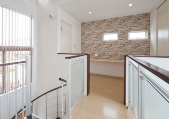 Art Yoshikawa設計事務所 吉川住建 大きな窓から射し込む光で、家中が開放感＋明るさ満点。片流れ屋根の太陽光発電で家計にも優しい家づくりの建築実例画像6