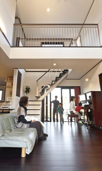 Art Yoshikawa設計事務所 吉川住建 エアコンなしでも快適な、光と風溢れる和モダン空間。勾配天井の子ども部屋は屋根裏の秘密基地のようの建築実例画像1