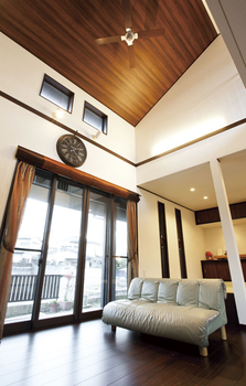 Art Yoshikawa設計事務所 吉川住建 エアコンなしでも快適な、光と風溢れる和モダン空間。勾配天井の子ども部屋は屋根裏の秘密基地のようの建築実例画像2