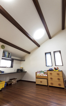 Art Yoshikawa設計事務所 吉川住建 エアコンなしでも快適な、光と風溢れる和モダン空間。勾配天井の子ども部屋は屋根裏の秘密基地のようの建築実例画像3