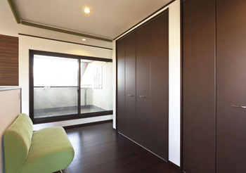 Art Yoshikawa設計事務所 吉川住建 エアコンなしでも快適な、光と風溢れる和モダン空間。勾配天井の子ども部屋は屋根裏の秘密基地のようの建築実例画像4