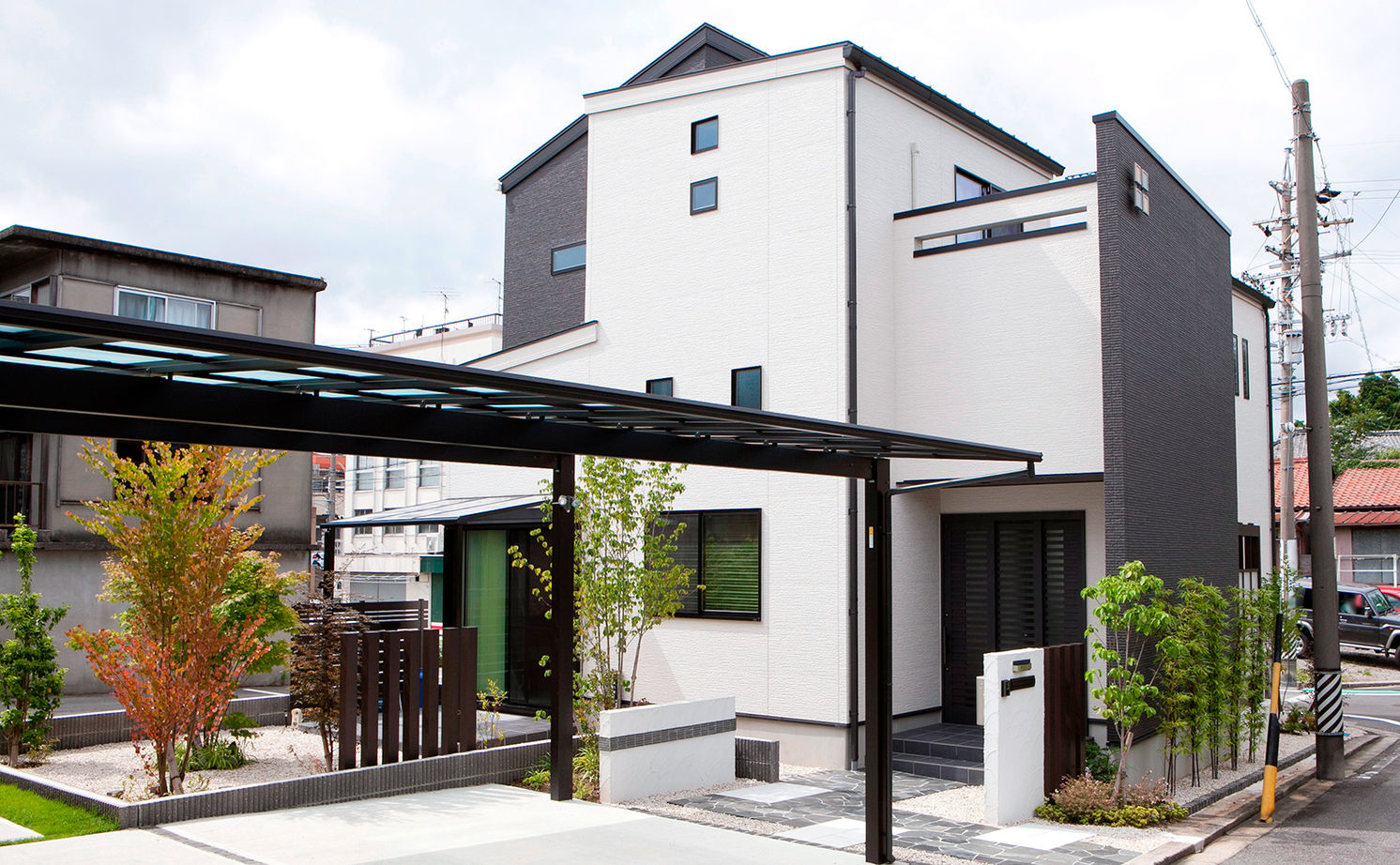 Art Yoshikawa設計事務所 吉川住建 【建物本体価格2000万円台】和を意識したデザイン。ダイニングと庭をつなぐ土間空間も「気に入っています」の建築実例画像