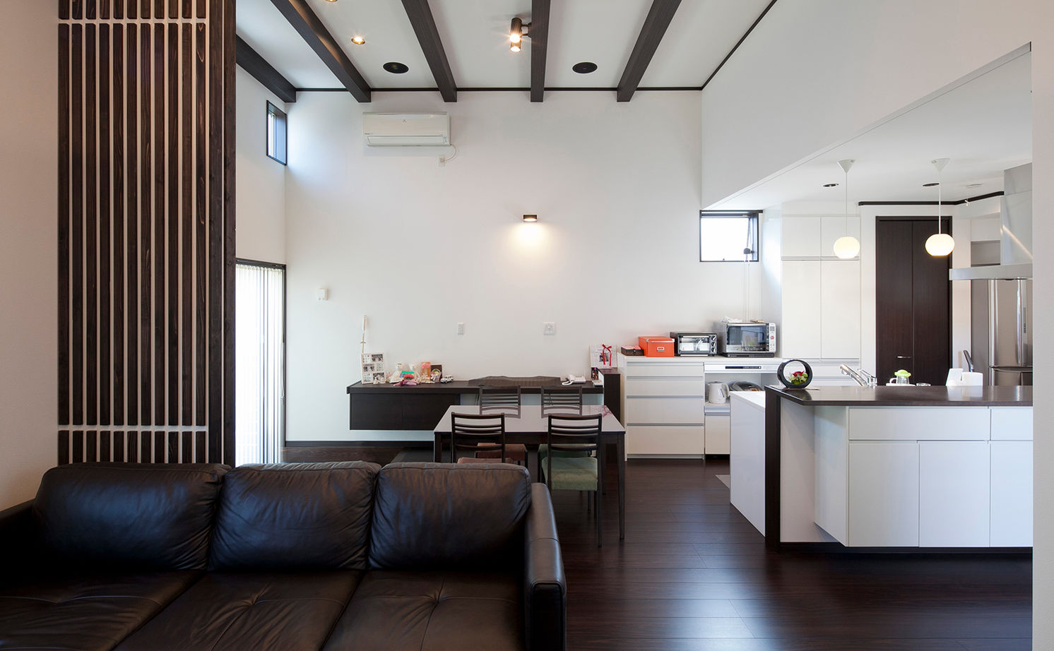 Art Yoshikawa設計事務所 吉川住建 【建物本体価格2000万円台】和を意識したデザイン。ダイニングと庭をつなぐ土間空間も「気に入っています」の建築実例画像4