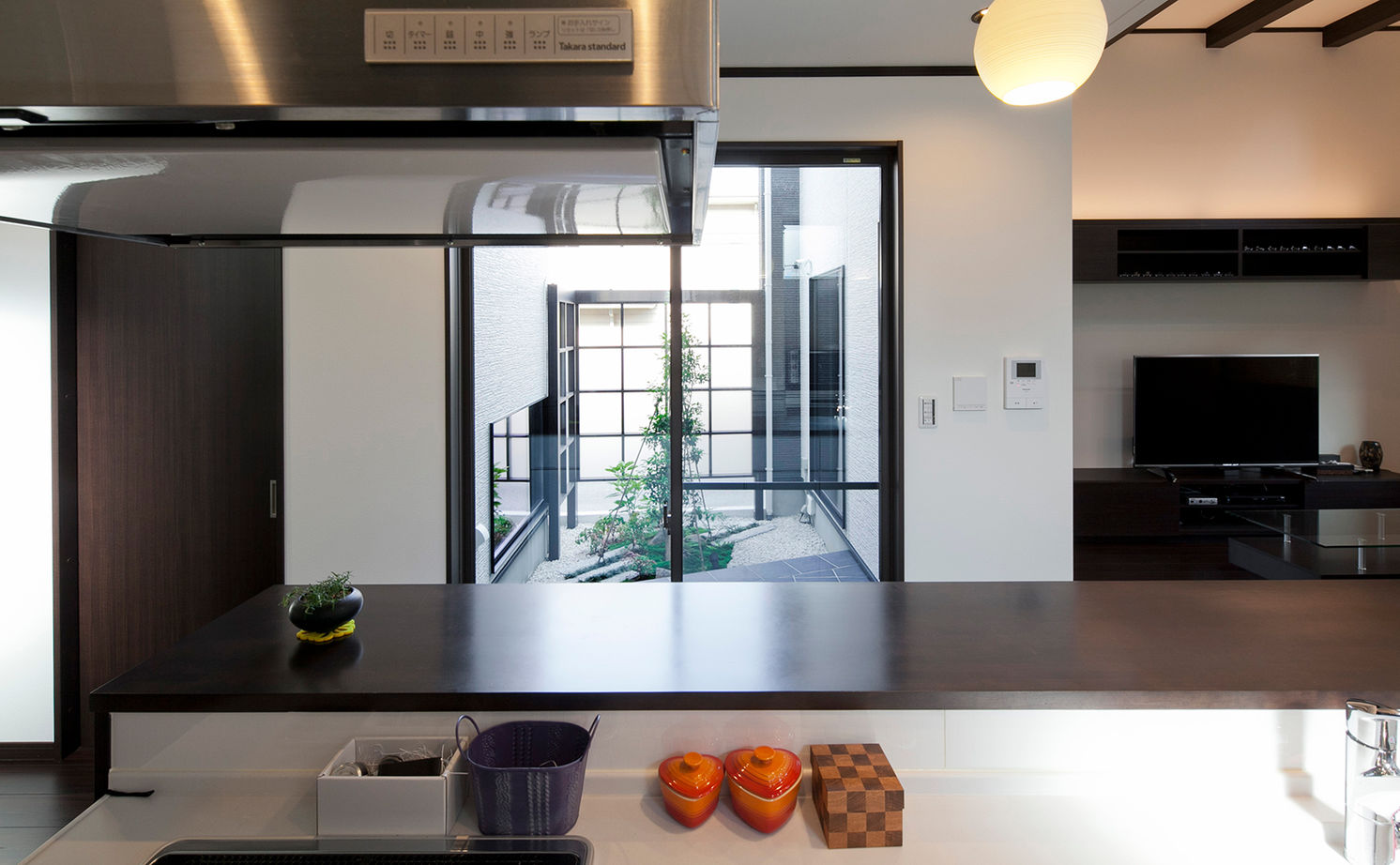 Art Yoshikawa設計事務所 吉川住建 【建物本体価格2000万円台】和を意識したデザイン。ダイニングと庭をつなぐ土間空間も「気に入っています」の建築実例画像5