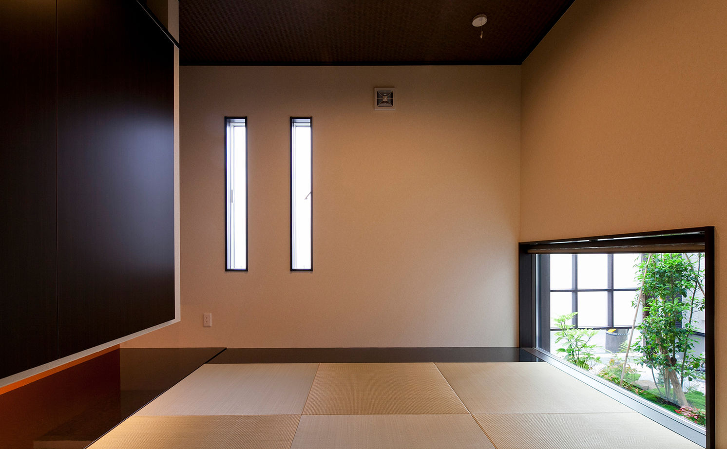 Art Yoshikawa設計事務所 吉川住建 【建物本体価格2000万円台】和を意識したデザイン。ダイニングと庭をつなぐ土間空間も「気に入っています」の建築実例画像7