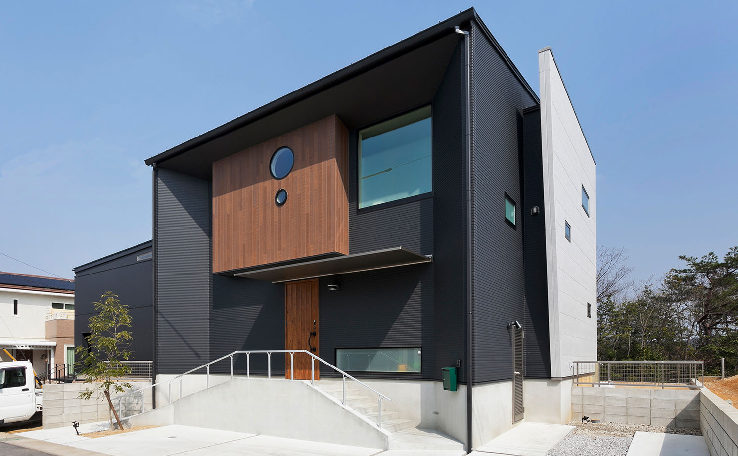 Art Yoshikawa設計事務所 吉川住建 【長久手市|1000万円台|30坪台|スキップフロア】2階リビングの大きな窓はまるで額縁！ナチュラルな家の建築実例画像2