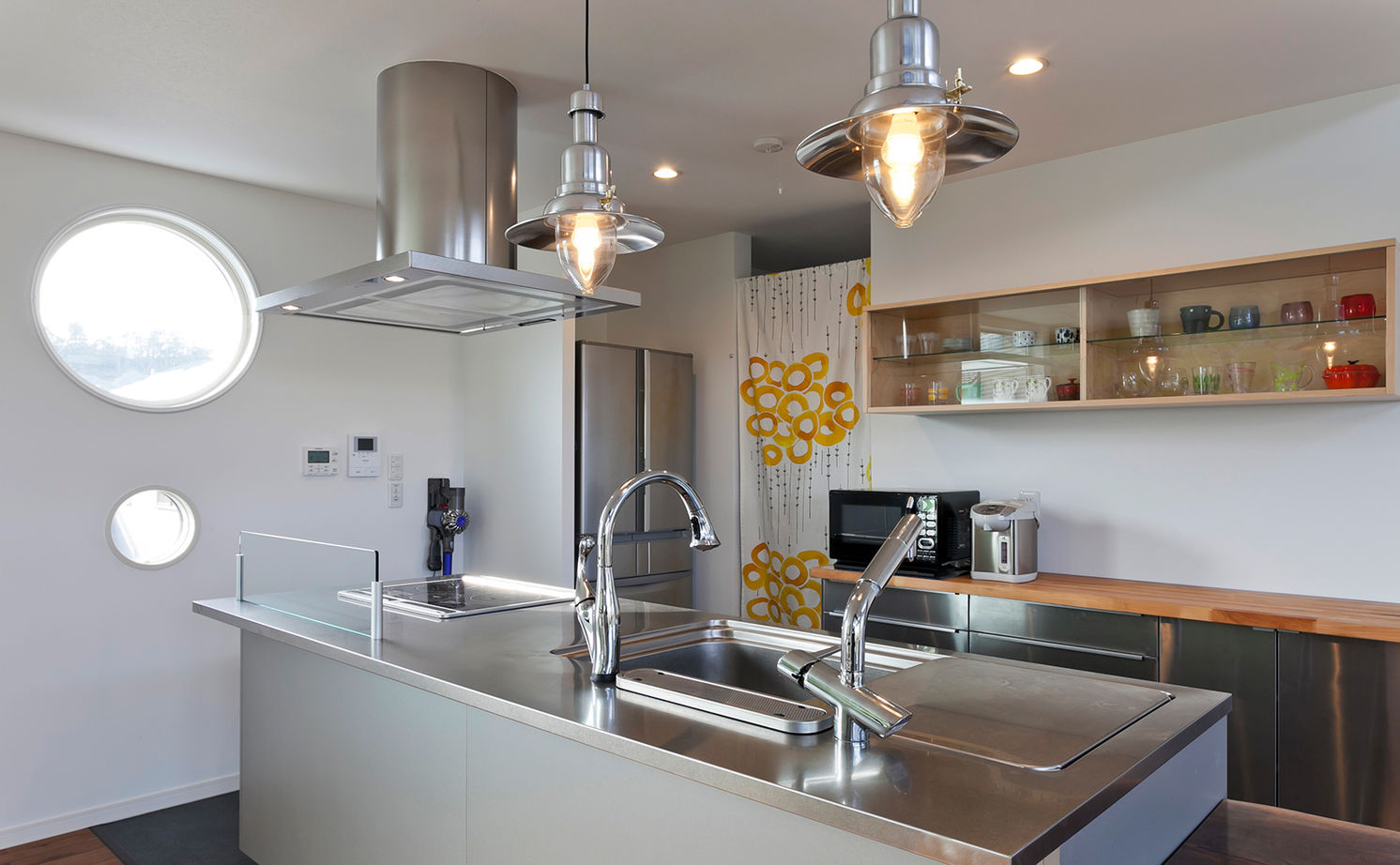 Art Yoshikawa設計事務所 吉川住建 【長久手市|1000万円台|30坪台|スキップフロア】2階リビングの大きな窓はまるで額縁！ナチュラルな家の建築実例画像3