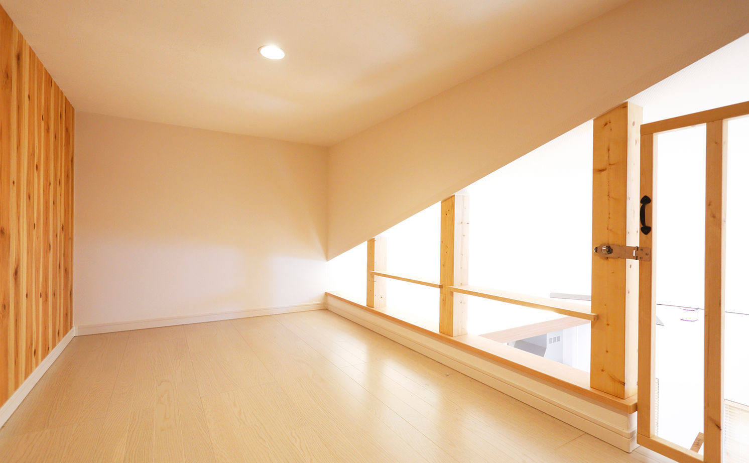 Art Yoshikawa設計事務所 吉川住建 【1000万円台|平屋|30坪台|ウッドデッキ】木の温もりあふれる自慢の平屋　立体的な空間設計で開放感も◎の建築実例画像7