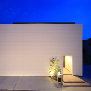 Art Yoshikawa設計事務所 吉川住建 「オモテに窓のない外観のインパクトに惚れ惚れする」オリジナリティあふれるスタイリッシュモダンの家の建築実例画像4