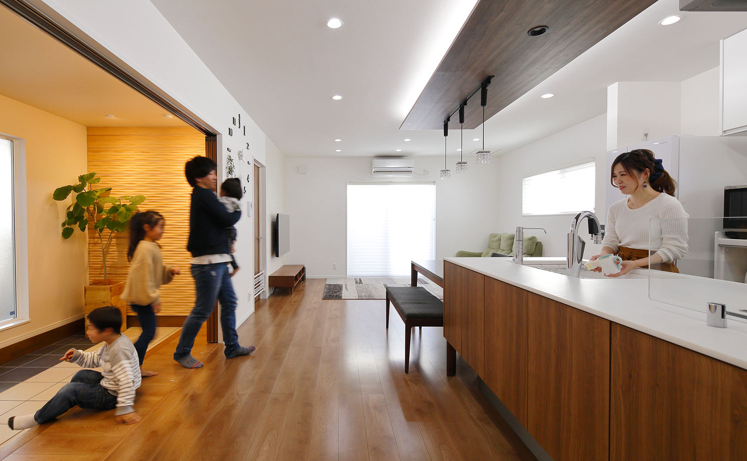 Art Yoshikawa設計事務所 吉川住建 【建物本体価格2000万円台／間取り図あり】広い土間とLDKが繋がる大空間、地震にも強いと良いこと尽くしの建築実例画像