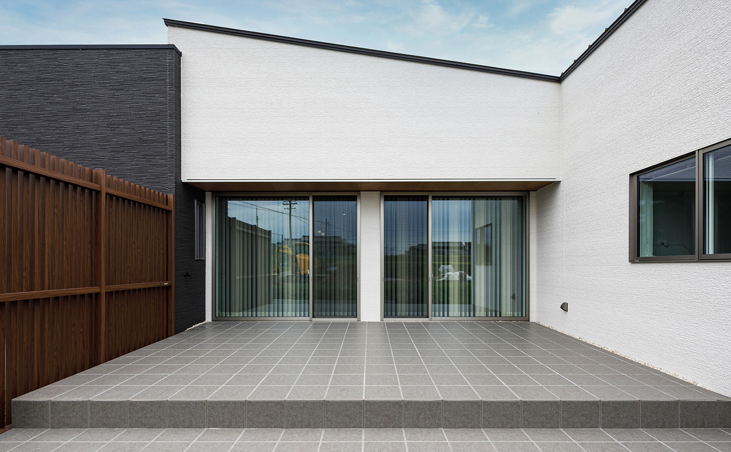 Art Yoshikawa設計事務所 吉川住建 【豊田市|2000万円台|平屋|テクノストラクチャー】約14.5畳のタイルデッキと21.7畳のLDKの大空間の家の建築実例画像4