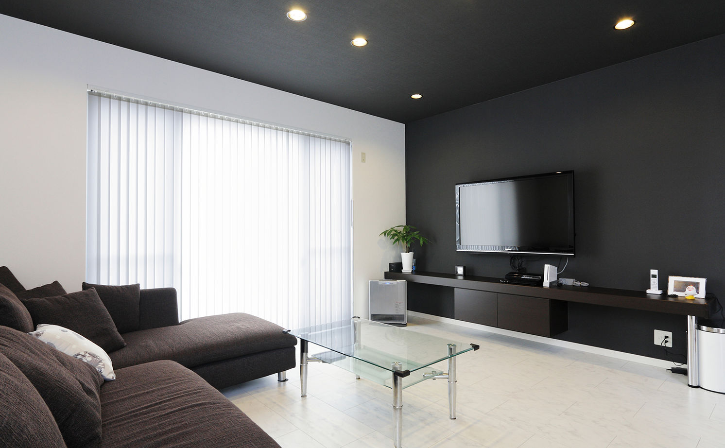 Art Yoshikawa設計事務所 吉川住建 【豊田市|2000万円台|30坪台|バーのような家】外観や黒を基調としたリビングがクールな家の建築実例画像1