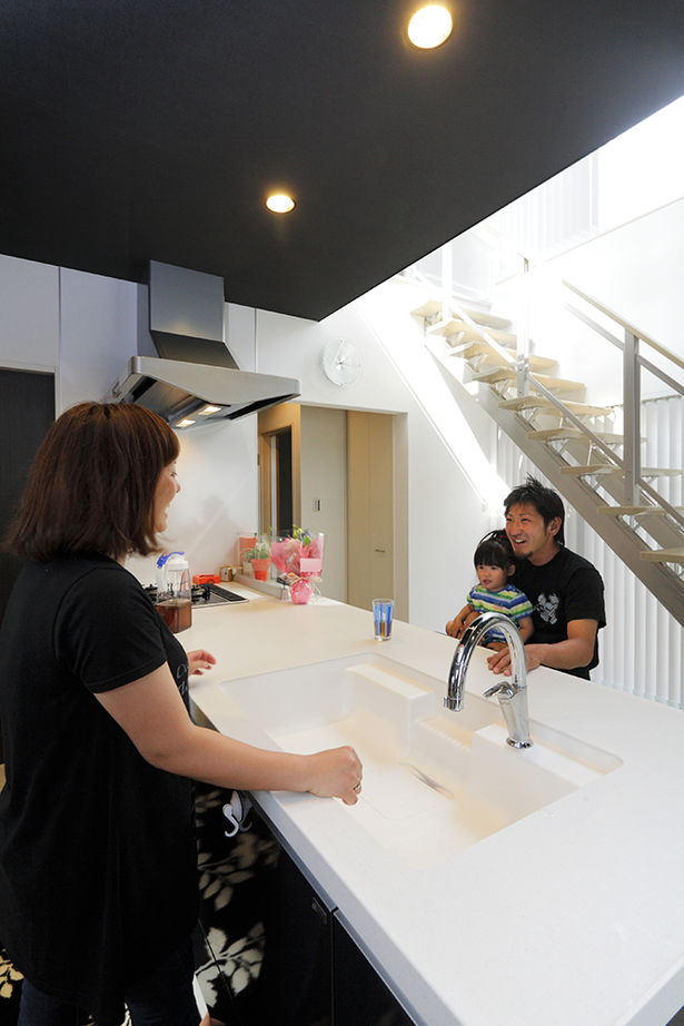 Art Yoshikawa設計事務所 吉川住建 【豊田市|2000万円台|30坪台|バーのような家】外観や黒を基調としたリビングがクールな家の建築実例画像2