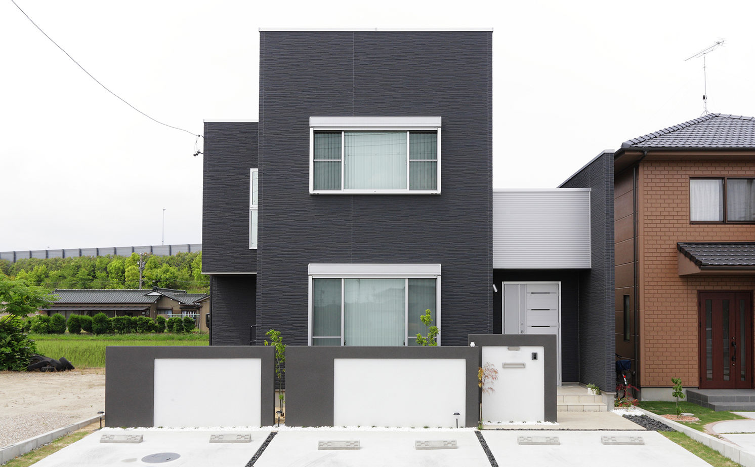 Art Yoshikawa設計事務所 吉川住建 【豊田市|2000万円台|30坪台|バーのような家】外観や黒を基調としたリビングがクールな家の建築実例画像3