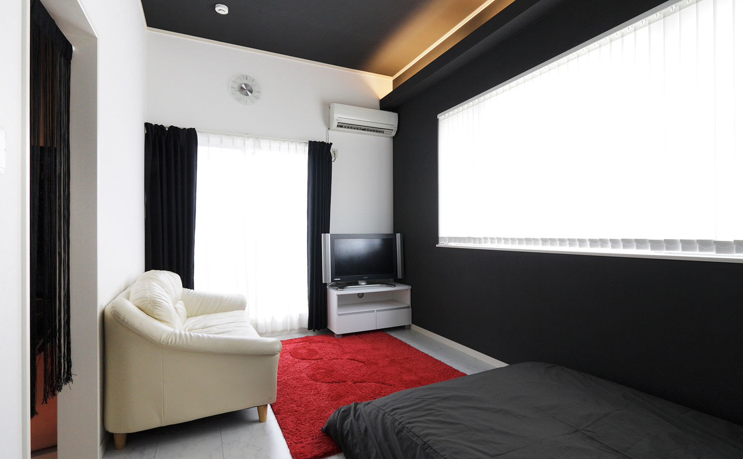 Art Yoshikawa設計事務所 吉川住建 【豊田市|2000万円台|30坪台|バーのような家】外観や黒を基調としたリビングがクールな家の建築実例画像4