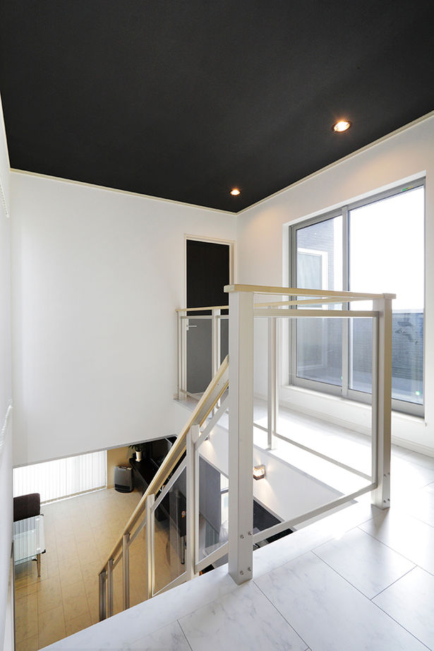 Art Yoshikawa設計事務所 吉川住建 【豊田市|2000万円台|30坪台|バーのような家】外観や黒を基調としたリビングがクールな家の建築実例画像6