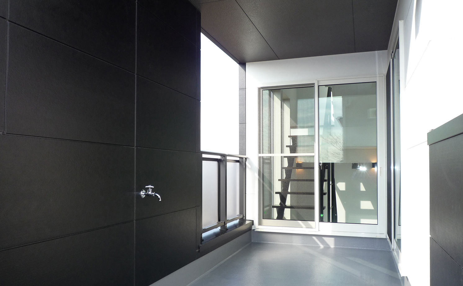 Art Yoshikawa設計事務所 吉川住建 【岡崎市|3000万円台|3階建て|インナーバルコニー】スリット窓が印象的なスタイリッシュ3階建ての建築実例画像8