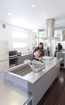 Art Yoshikawa設計事務所 吉川住建 いつも家族がそろう“ネオ大空間”。こだわりのアイランド型「トーヨーキッチン」から家族の笑顔が見渡せるの建築実例画像3