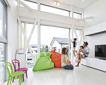 Art Yoshikawa設計事務所 吉川住建 ガルバリウムの外壁と大きな窓が特徴的。中央のらせん階段がシンボルの、二面採光で北向きでも明るい家の建築実例画像1