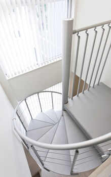 Art Yoshikawa設計事務所 吉川住建 ガルバリウムの外壁と大きな窓が特徴的。中央のらせん階段がシンボルの、二面採光で北向きでも明るい家の建築実例画像2