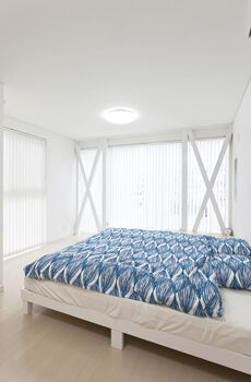 Art Yoshikawa設計事務所 吉川住建 ガルバリウムの外壁と大きな窓が特徴的。中央のらせん階段がシンボルの、二面採光で北向きでも明るい家の建築実例画像3