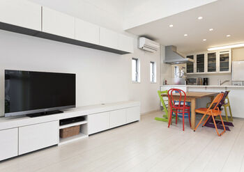 Art Yoshikawa設計事務所 吉川住建 ガルバリウムの外壁と大きな窓が特徴的。中央のらせん階段がシンボルの、二面採光で北向きでも明るい家の建築実例画像4