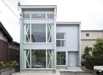 Art Yoshikawa設計事務所 吉川住建 ガルバリウムの外壁と大きな窓が特徴的。中央のらせん階段がシンボルの、二面採光で北向きでも明るい家の建築実例画像5