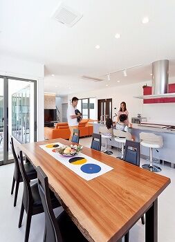 Art Yoshikawa設計事務所 吉川住建 モダンなデザインで機能的。サンルームやファミリールームのある間取りで家族みんなが快適に暮らせる家の建築実例画像2