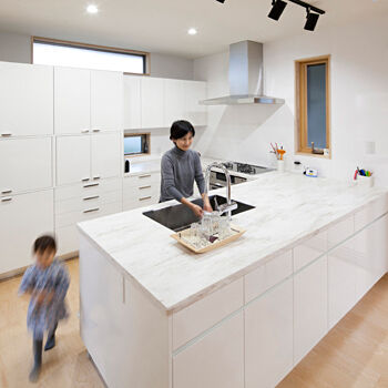 Art Yoshikawa設計事務所 吉川住建 提案された『イマガワ』の木材の肌ざわりや美しさを「日々実感します」。子育て、家事楽動線で暮らし快適にの建築実例画像3