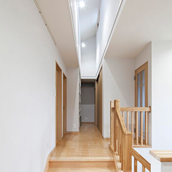 Art Yoshikawa設計事務所 吉川住建 提案された『イマガワ』の木材の肌ざわりや美しさを「日々実感します」。子育て、家事楽動線で暮らし快適にの建築実例画像7