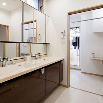 Art Yoshikawa設計事務所 吉川住建 提案された『イマガワ』の木材の肌ざわりや美しさを「日々実感します」。子育て、家事楽動線で暮らし快適にの建築実例画像9