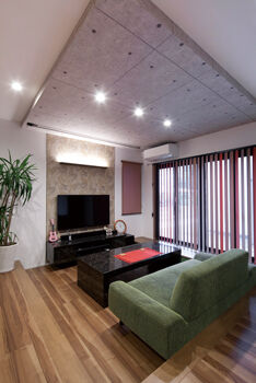 Art Yoshikawa設計事務所 吉川住建 【建物本体価格2000万円台／間取り図あり】LDKを「見せる階段」で演出、欲しいを全部叶えた二世帯住宅の建築実例画像3