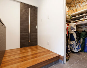 Art Yoshikawa設計事務所 吉川住建 【建物本体価格2000万円台／間取り図あり】LDKを「見せる階段」で演出、欲しいを全部叶えた二世帯住宅の建築実例画像9